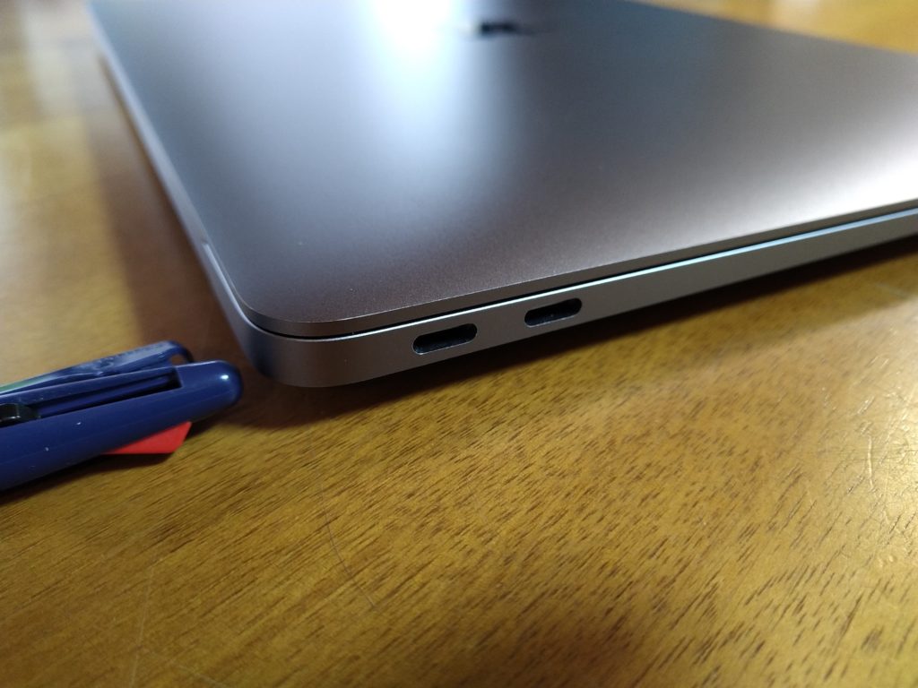 MacBook Air 2020 側面（USB-Cの口が2つ）